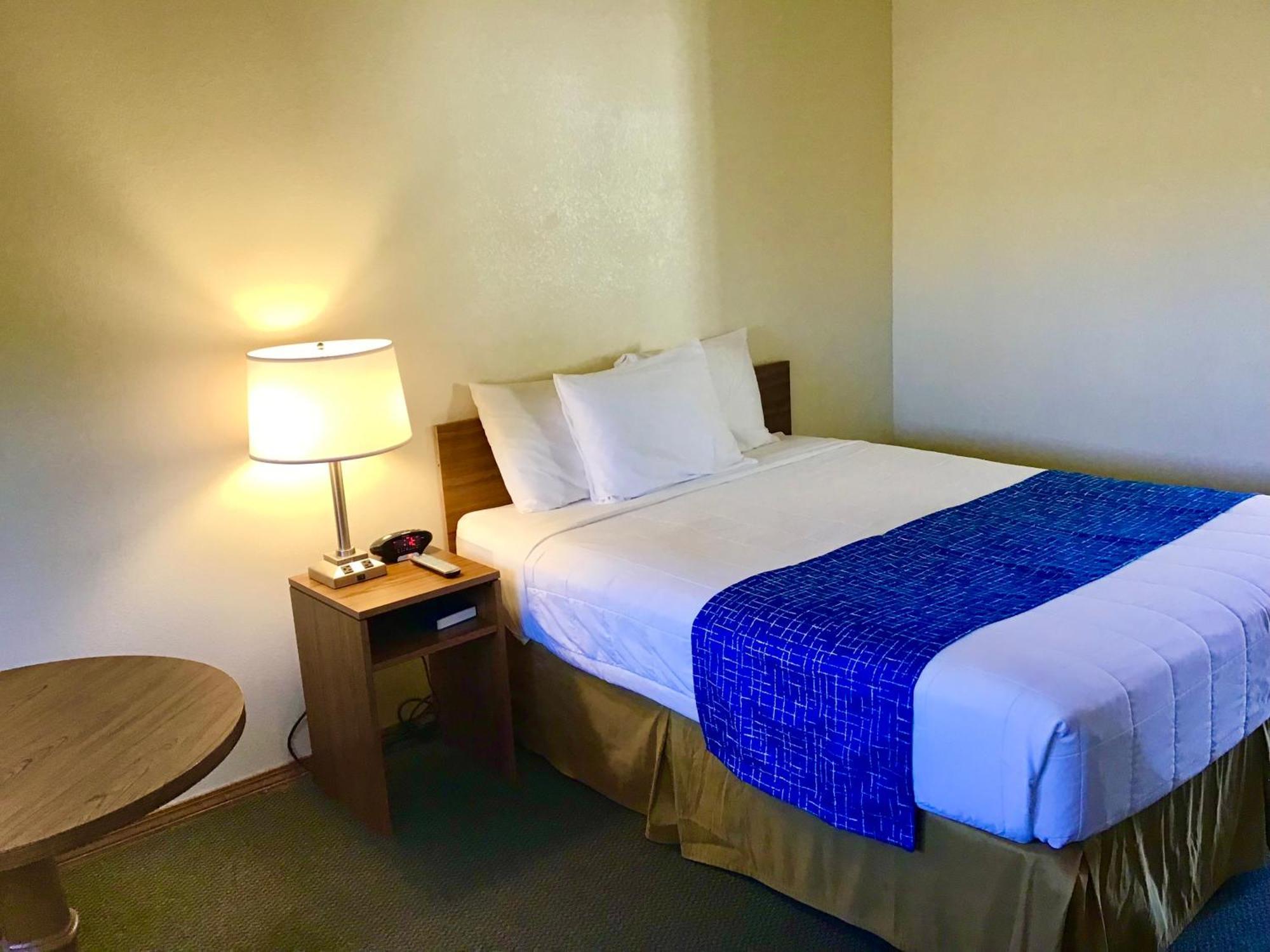 Travelodge By Wyndham Three Forks Экстерьер фото