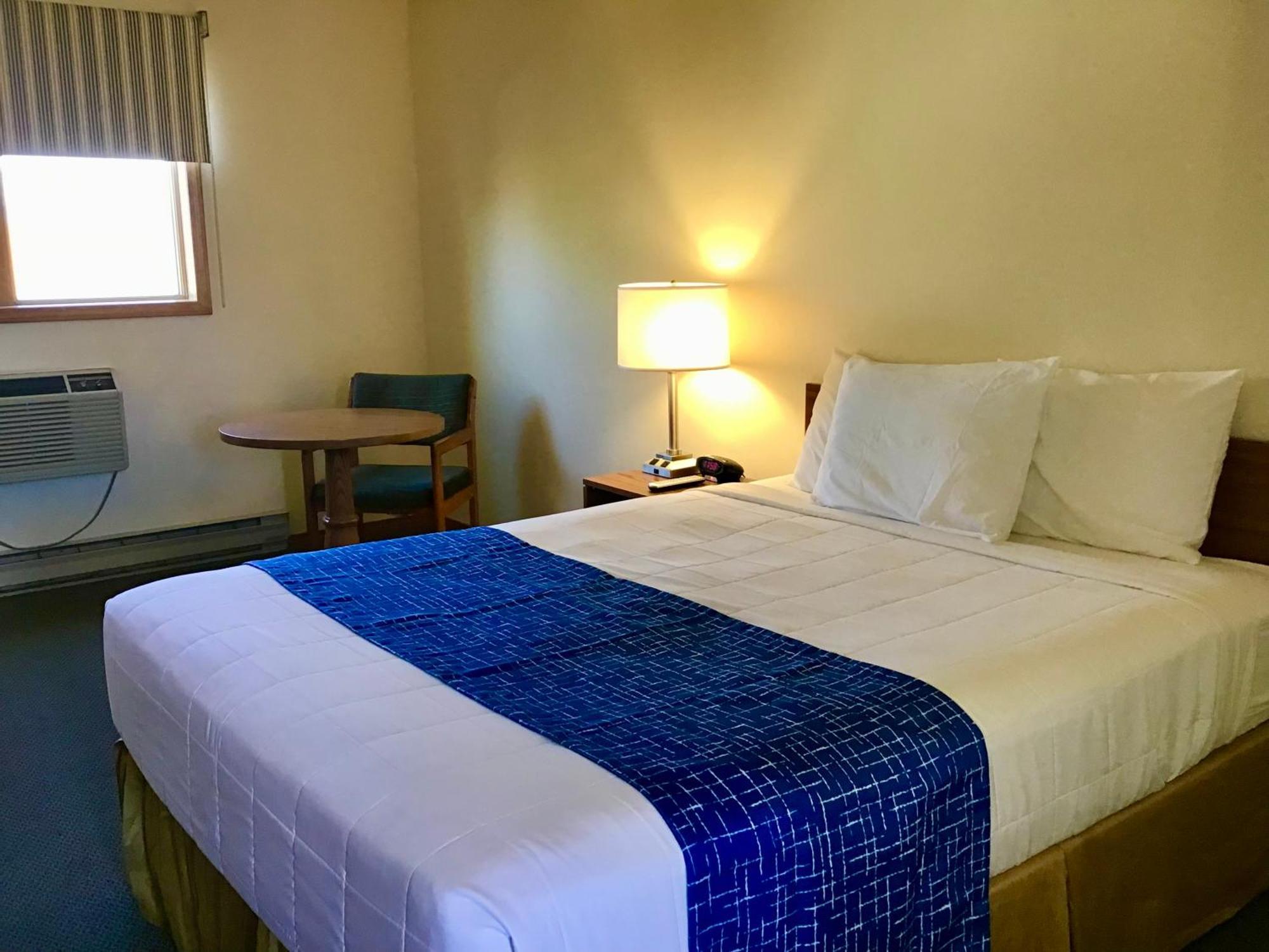 Travelodge By Wyndham Three Forks Экстерьер фото